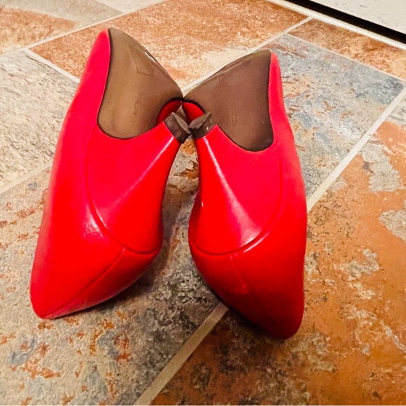 👠Sassy Connie Red Patent Kitten Heel Pumps & Decorative Flower Accent on Front! - Picture 8 of 16